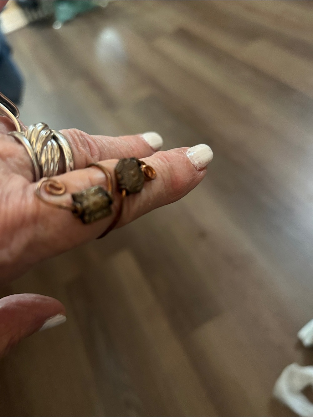 Bronze ring-pointer finger